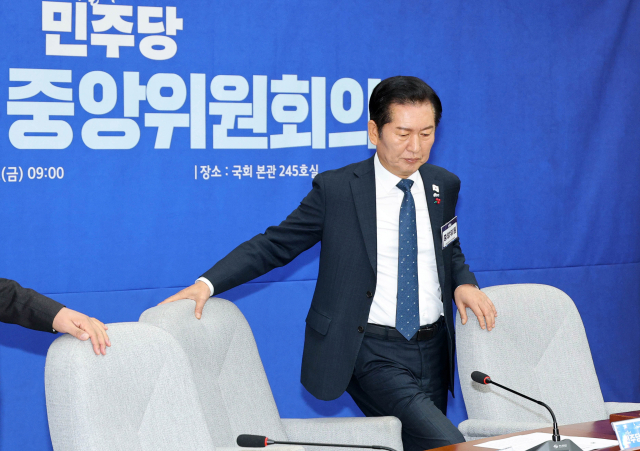 정청래 더불어민주당 대표가 5일 서울 여의도 국회에서 열린 '제3차 중앙위원회'에 참석하고 있다. 오승현 기자 2025.12.05