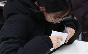 [사진] 떨리는 수능 성적표 확인