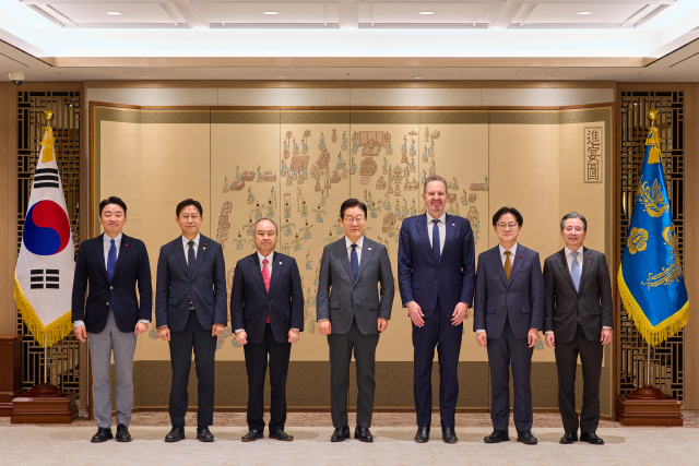 이재명 대통령이 5일 용산 대통령실에서 손정의 소프트뱅크그룹 회장, 르네 하스 암(Arm) 대표와 면담 전 기념촬영을 하고 있다. 강훈식(왼쪽부터) 대통령비서실장, 배경훈 부총리 겸 과학기술정보통신부 장관, 손 회장, 이 대통령, 르네 하스 대표, 김정관 산업통상부 장관, 김용범 정책실장. 연합뉴스