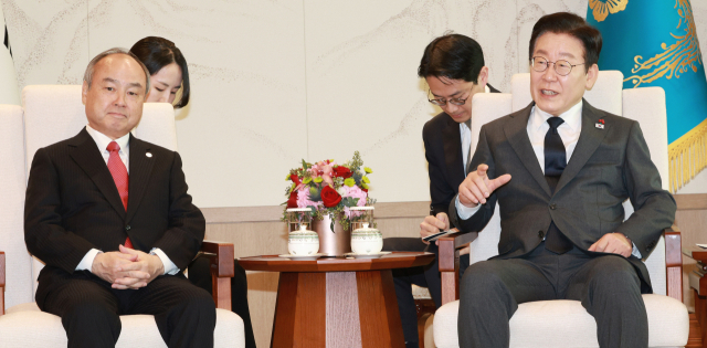 이재명 대통령이 5일 용산 대통령실에서 손정의 소프트뱅크그룹 회장과 면담하고 있다. 연합뉴스