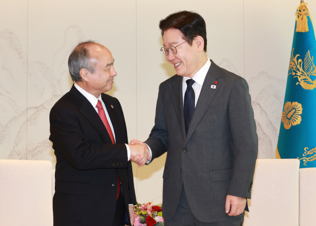 이재명 대통령이 5일 용산 대통령실에서 손정의 소프트뱅크그룹 회장과 면담에 앞서 악수하고 있다. 연합뉴스