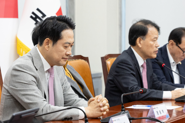 장동혁 국민의힘 대표가 5일 서울 여의도 국회에서 열린 ‘혼용무도 이재명 정권 6개월 국정평가 회의’에서 윤한홍 의원의 발언을 듣고 있다. 뉴스1