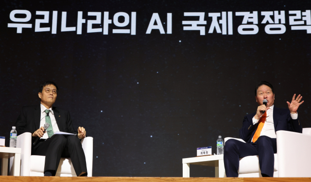 특별대담 하는 최태원 회장 (서울=연합뉴스) 이진욱 기자 = 5일 서울 중구 대한상공회의소에서 열린 한국은행, 대한상공회의소 공동주최 'AI 기반의 성장과 혁신' 세미나에서 최태원 대한상공회의소 회장(오른쪽)과 이창용 한국은행 총재가 특별대담을 하고 있다. 2025.12.5 cityboy@yna.co.kr (끝) <저작권자(c) 연합뉴스, 무단 전재-재배포, AI 학습 및 활용 금지>