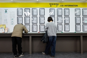 "엄마, 미안하지만 그냥 백수할래"…취준생 10명 중 6명, '지방' 갈 바엔 취업 안 한다