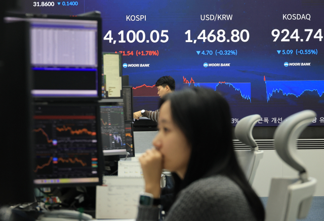 5일 서울 중구 우리은행 본점에서 직원들이 증시와 환율을 모니터하고 있다. 이날 코스피는 전장보다 71.54포인트(1.78%) 오른 4100.05에 장을 마쳤다. 지수는 전장 대비 5.01포인트(0.12%) 내린 4023.50으로 출발했으나 장 초반 상승 전환해 4100대에서 마감했다. 코스닥 지수는 5.09포인트(0.55%) 하락한 924.74로 거래를 끝냈다. 연합뉴스