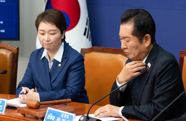 정청래(왼쪽) 더불어민주당 대표와 이언주 최고위원이 5일 서울 여의도 국회에서 열린 최고위원회의에 참석해 각자 다른 곳을 바라보고 있다. 오승현 기자