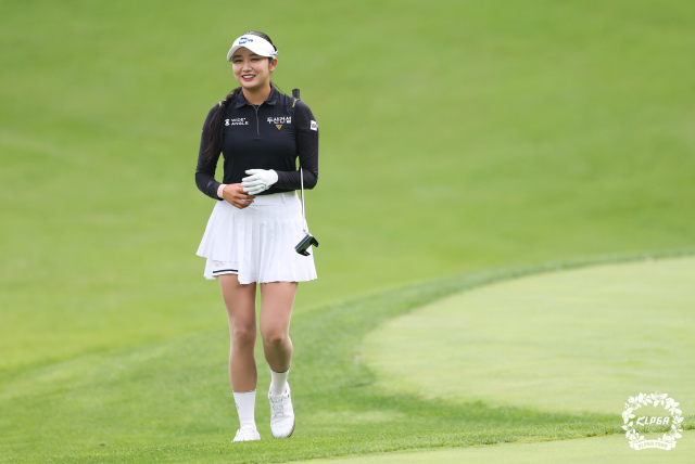 퍼팅을 마치고 이동하고 있는 박혜준. 사진 제공=KLPGA