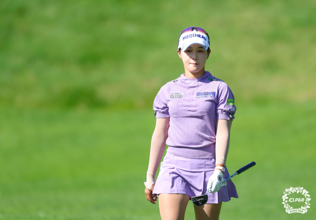 퍼팅을 마치고 그린을 빠져나가고 있는 박현경. 사진 제공=KLPGA