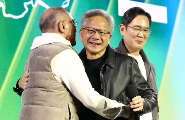 젠슨 황 엔비디아 최고경영자와 이재용 삼성전자 회장, 정의선 현대차그룹 회장이 지난달 30일 서울 코엑스에서 열린 엔비디아의 그래픽카드(GPU) '지포스' 출시 25주년 행사에 참석해 있다. 공동취재단