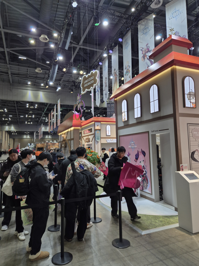 5일 경기 고양시 킨텍스에서 열린 AGF 2025 관람객들이 엔씨소프트 ‘리밋 제로 브레이커스’ 부스에서 이벤트에 참여하고 있다. 고양=김성태 기자