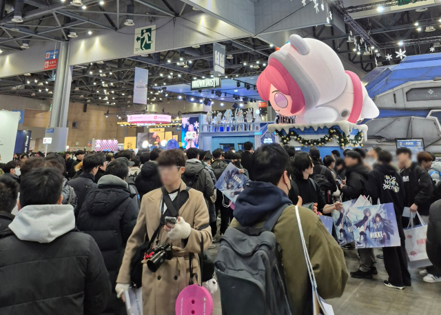 5일 경기 고양시 킨텍스에서 열린 AGF 2025 관람객들이 '승리의 여신: 니케' 부스에 입장하기 위해 대기하고 있다. 고양=김성태 기자