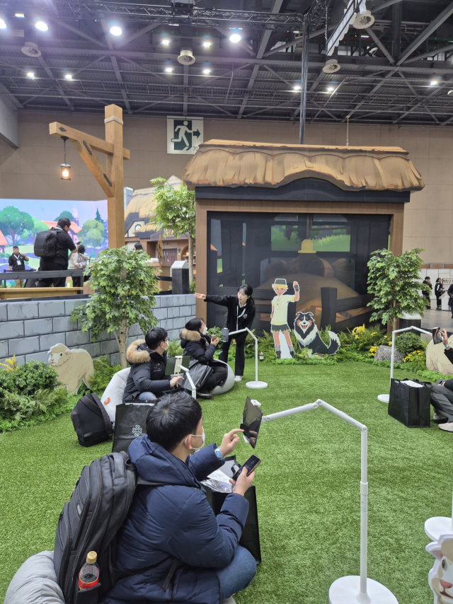 5일 경기 고양시 킨텍스에서 열린 AGF 2025 관람객들이 넥슨의 ‘마비노기 모바일’ 속 ‘티르 코네일’ 마을을 현실 공간으로 구현한 테마형 부스를 체험하고 있다. 고양=김성태 기자