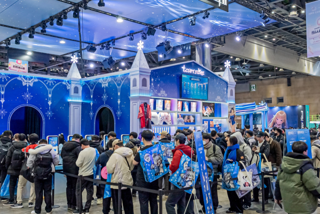 5일 경기 고양시 킨텍스에서 열린 AGF 2025 관람객들이 네오위즈 ‘브라운더스트2’ 부스에서 이벤트에 참여하고 있다. 사진제공=네오위즈