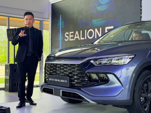 스티브 창 BYD 남아프리카공화국 지사장이 지난 4일(현지 시간) 남아공 멀더스드리프트에서 열린 행사에서 플러그인 하이브리드 SUV인 ‘씨라이언 5’를 소개하고 있다.