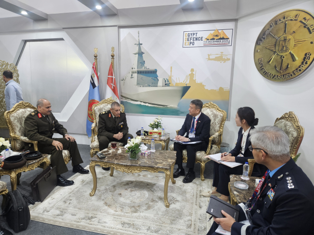 이집트 카이로에서 열린 EDEX 2025 방산전시회에서 지난 3일(현지 시간) 방극철(왼쪽 세번째) 방위사업청 기반전력사업본부장과 모하메드 아들리 압둘 와헤드 이집트 국방부 전력국장이 양국 방산협력 현안을 논의하고 있다. 사진 제공=방위사업청
