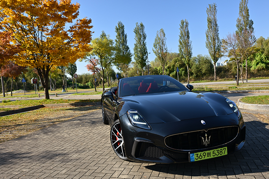 브랜드의 새로운 전환을 예고하는 오픈 톱 아이콘 - 마세라티 그란카브리오 트로페오[별별시승]