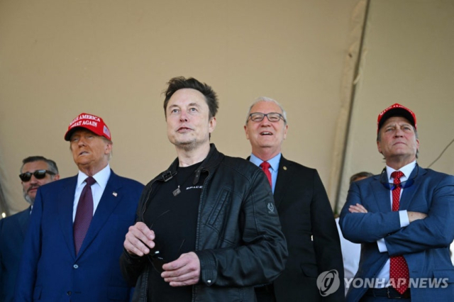작년 11월 트럼프 대통령과 함께 스페이스X 스타십 발사 참관하는 일론 머스크 테슬라 최고경영자(CEO). 연합뉴스
