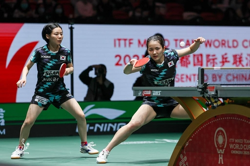 혼성 단체 월드컵 여자복식에 나선 최효주(왼쪽)와 김나영. ITTF 소셜미디어 캡처