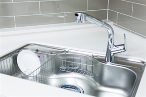 "싱크대에 '이것' 버렸다간 100만원 날린다"…배수구에 악취 나는 진짜 이유