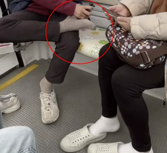 "중국인 보다 더한 한국인"…대만 곤돌라 안에서 발 벅벅 긁는 여성 '국적 논란'