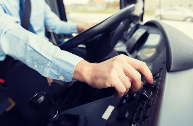 ‘좁은 틈’ 라바콘 치우다 머리 끼여 사망…法 “예견 곤란” 버스기사 무죄 [사건+]