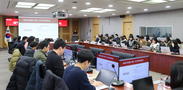 안상훈 국민의힘 의원 주최로 5일 국회의원회관에서 열린 ‘건강보험 재정 효율화와 제약산업 육성을 위한 약가정책 개혁 토론회’에서 권혜영 목원대 보건의료행정학과 교수가 발표를 하고 있다. 사진 제공=안상훈 의원실