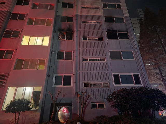 7일 오전 2시 36분쯤 화재가 발생한 경남 창원시 마산합포구 월영동 한 아파트. 사진 제공=창원소방본부