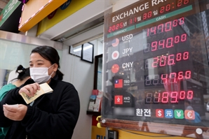 저소득층 근로소득 5년 만에 ‘후퇴’…고환율까지 겹쳐 생계 부담 가중