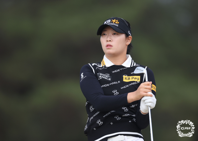 샷을 한 뒤 공을 확인하고 있는 방신실. 사진 제공=KLPGA