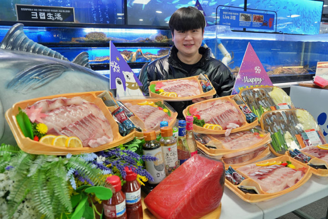 롯데마트 직원이 수산 코너에서 대방어회를 소개하고 있다. 사진은 기사 내용과 무관. 사진 제공=롯데마트