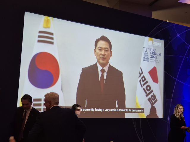 이달 2~4일(현지시간) 미국 워싱턴DC에서 열린 ‘2025 IDU 포럼’에서 장동혁 국민의힘 대표가 영상 메시지를 통해 “최근 대한민국은 매우 심각한 민주주의 위협에 직면해 있다”고 말하고 있다. 제공=국민의힘