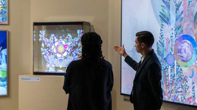 5일(현지시간)부터 7일까지 미국 마이애미 비치 컨벤션 센터에서 열린 아트 바젤 마이애미 비치(Art Basel Miami Beach 2025)에 참석한 관람객이 삼성 투명 마이크로 LED에 전시된 사야 울포크(Saya Woolfalk) 작가의 작품을 감상하고 있다. 사진제공=삼성전자