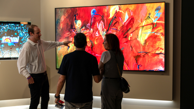 5일(현지시간)부터 7일까지 미국 마이애미 비치 컨벤션 센터에서 열린 아트 바젤 마이애미 비치(Art Basel Miami Beach 2025)에 참석한 관람객이 삼성 마이크로 RGB에 전시된 린제이 애덤스(Lindsay Adams) 작가의 작품 ‘Fire This Time’을 감상하고 있다. 사진제공=삼성전자