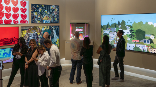 5일(현지시간)부터 7일까지 미국 마이애미 비치 컨벤션 센터에서 열린 아트 바젤 마이애미 비치(Art Basel Miami Beach 2025)에 참석한 관람객들이 삼성 아트 스토어에 런칭된 작품들을 감상하고 있다. 사진제공=삼성전자