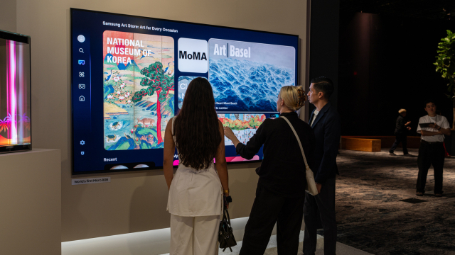 5일(현지시간)부터 7일까지 미국 마이애미 비치 컨벤션 센터에서 열린 아트 바젤 마이애미 비치(Art Basel Miami Beach 2025)에 참석한 관람객이 삼성 마이크로 RGB에서 삼성 아트 스토어에 입점한 다양한 갤러리들을 살펴보고 있다. 사진제공=삼성전자