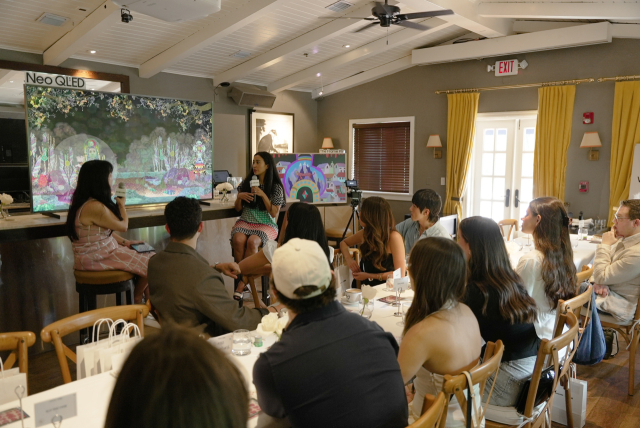 5일(현지시간)부터 7일까지 미국 마이애미 비치 컨벤션 센터에서 열린 아트 바젤 마이애미 비치(Art Basel Miami Beach 2025)에 참석한 사야 울포크(Saya Woolfak) 작가가 삼성 Neo QLED에 전시된 본인의 작품에 대해 설명하고 있다. 사진제공=삼성전자