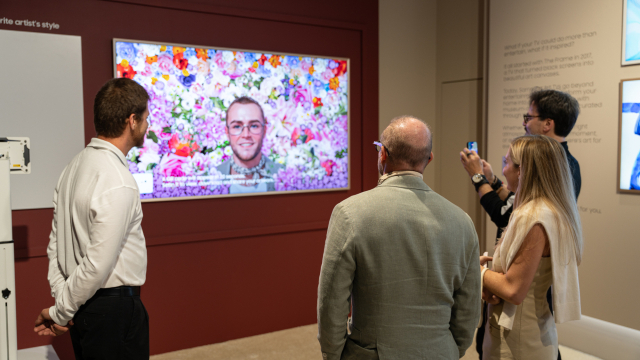 5일(현지시간)부터 7일까지 미국 마이애미 비치 컨벤션 센터에서 열린 아트 바젤 마이애미 비치(Art Basel Miami Beach 2025)에 참석한 관람객들이 본인 얼굴을 카메라로 촬영하면 작가의 작품 안에 ‘아트’로 삽입되는 체험형 전시를 즐기고 있다. 사진제공=삼성전자