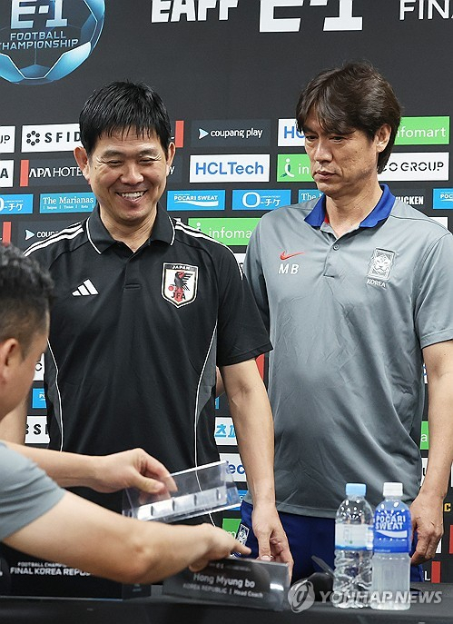 한국 홍명보(오른쪽) 감독과 일본 모리야스 감독. 연합뉴스