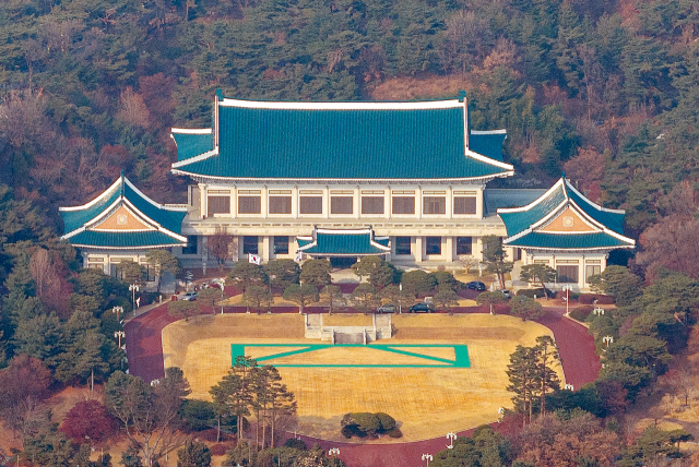 [속보] 강훈식 "용산시대 뒤로하고 靑으로…성탄前 업무시설 이사 완료"