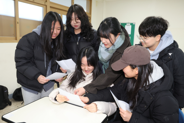 2026학년도 대학수학능력시험 성적표가 배부된 5일 오전 부산 금정구 동래여자고등학교 3학년 교실에서 학생들이 자신의 수능 성적을 확인하고 있다. 연합뉴스
