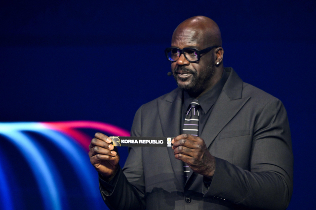 미국의 농구 전설 샤킬 오닐이 6일(한국 시간) 미국 워싱턴DC의 케네디센터에서 열린 2026 북중미 월드컵 조 추첨식에서 A조 한 팀으로 한국을 뽑고 있다. AFP연합뉴스