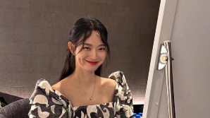 청순함은 끝났다… 결혼 앞둔 신민아, 강렬한 '레드립'