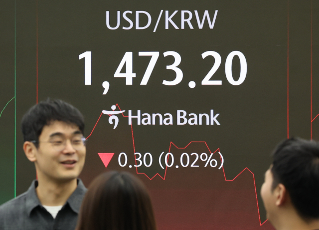 5일 서울 중구 하나은행 본점 딜링룸에서 직원들이 업무를 보고 있다. 연합뉴스
