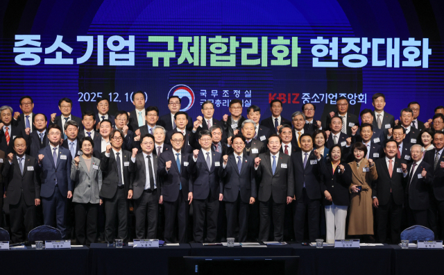 김민석 국무총리가 1일 서울 영등포구 중소기업중앙회 KBIZ홀에서 열린 중소기업 규제합리화 현장 대화에서 기념 촬영하고 있다. 연합뉴스