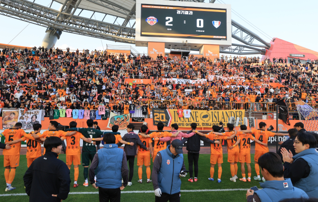 제주SK 선수들이 K리그 승강 PO 2차전에서 수원에 승리한 뒤 팬들에 인사하고 있다. 연합뉴스