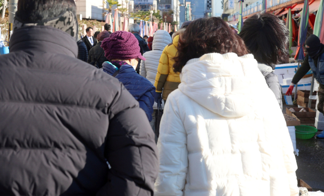 3일 오전 두꺼운 패딩 점퍼 등을 착용한 시민이 찬 바람을 막으며 이동하고 있다. 연합뉴스