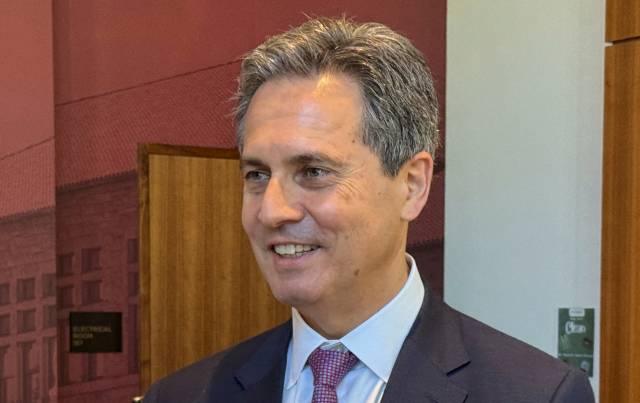 올해 연준 FOMC 투표권을 갖는 알베르토 무살렘 세인트루이스 연방준비은행 총재. 그는 FOMC 회의를 앞두고 연준 인사들이 블랙아웃(대외 메시지 금지) 기간에 돌입하기 직전인 지난달까지도 12월 금리 인하에 반대하는 입장을 반복해서 내비쳤다. 로이터연합뉴스