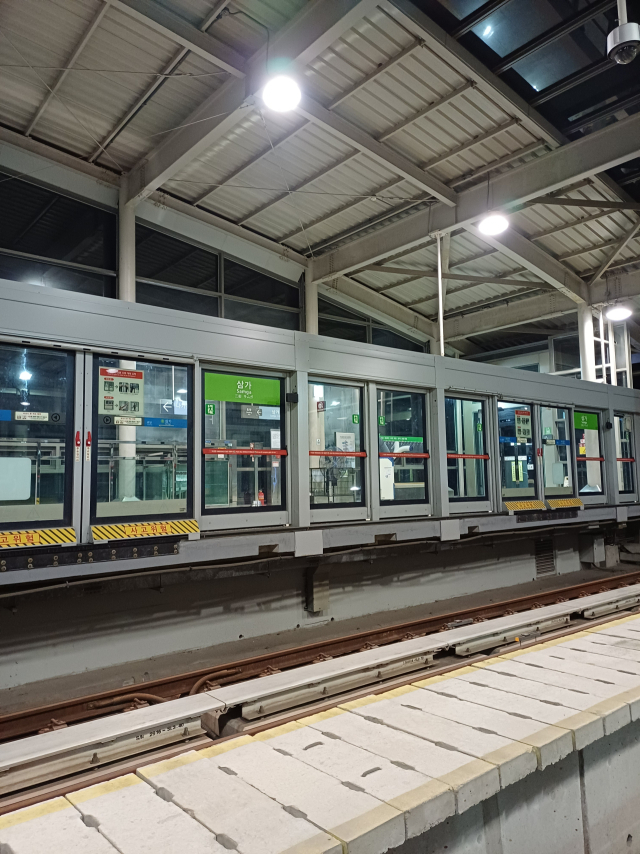 승강장 안전문 가동문 이탈방지 가이드 슈 보강공사를 마친 용인경전철. 사진 제공 = 용인시