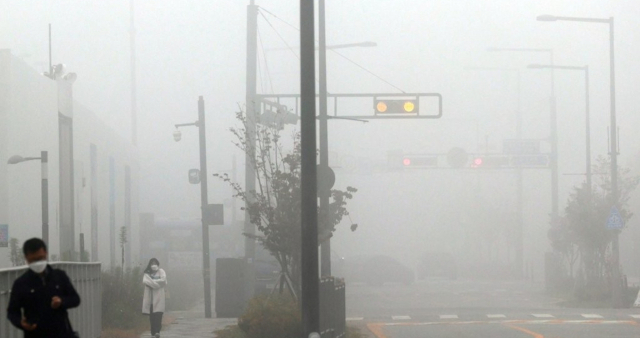 안개가 자욱하게 깔린 세종 청사 인근 모습. 최근 사정 광풍에 공직사회의 불안감이 커지고 있다.연합뉴스