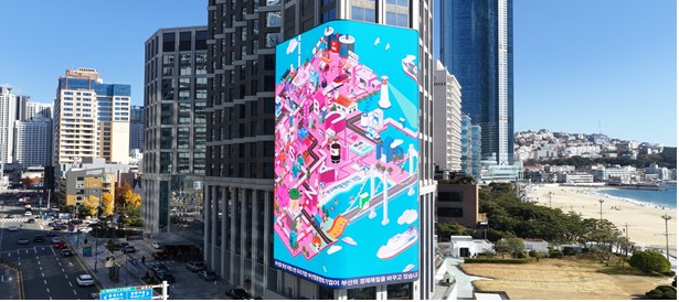 부산 해운대 구남로에 위치한 그랜드 조선 미디어파사드에서 송출되는 ‘부산시 명문향토기업’ 홍보 영상. 사진제공=부산시